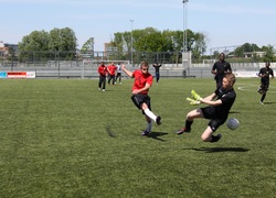 Mbo leerlingen ROC Amsterdam scoren stage tijdens voetbal