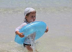 Normal_320px-kid_in_beach