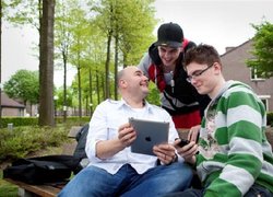 Jongeren met autisme krijgen via de tablet advies hoe zij met anderen kunnen communiceren.