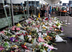 Bloemen op Schiphol na de ramp met MH17