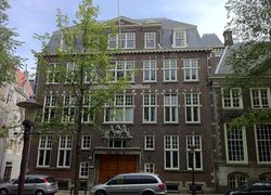 Normal_800px-hoofdbureau-van-politie-amsterdam