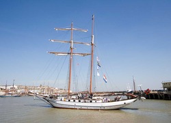Normal_race_of_the_classics__tall_ship