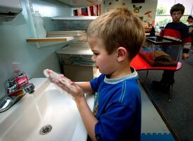 WHO en Unicef: 43 procent scholen zonder wastafels en zeep