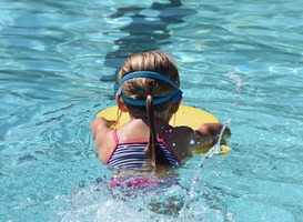 Kinderen met autisme leren zwemmen gaat iets anders dan gebruikelijk