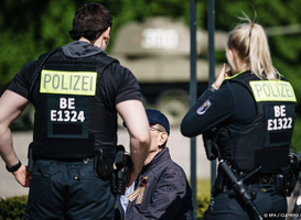 Bij een steekpartij op een Duitse school is een 24-jarige Nederlander opgepakt