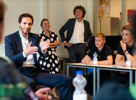 Minister Hoekstra in gesprek met studenten ROC Mondriaan over vrede 
