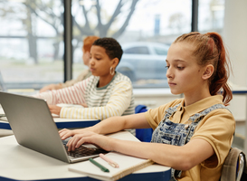 Normal_kids-using-laptops-in-class-2021-12-16-21-31-41-utc