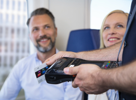 Een socialere treinreis door het gebruik van kletskaartjes in mobielvrije zones