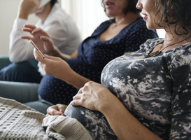 Vrouwen zonder startkwalificatie stellen moederschap nu het vaakst uit 