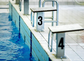 Herinvoeren van schoolzwemmen als verplicht vak kost 212 miljoen euro per jaar
