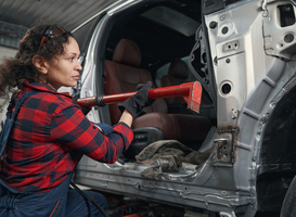 Normal_woman-auto-mechanic-repairing-vehicle-in-car-repai-2023-11-27-05-31-10-utc