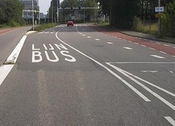Normal_busstrook_zwolle_verkeer_bus_weg_straat_wiki_-c_