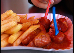 Normal_patatje_bakje_currywurst