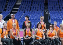 Normal_sport_rolstoel_basketbal_damesteam_oranje