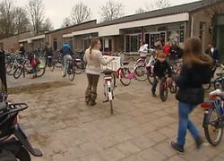 Normal_schoolplein_bassischool_leerlingen_primair_onderwijs