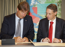 Ondertekening Samenwerkingsovereenkomst Ondertekening Samenwerkingsovereenkomst