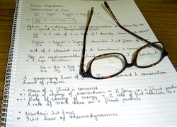 Normal_notities_schrijven_papier_bril_leren_aantekeningen