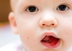 Normal_copyright_stockfreeimages_baby_eet_appel_aardbei_tomaat
