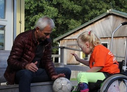 Normal_bert_van_marwijk_en_een_leerling_spelen_met_de_bal