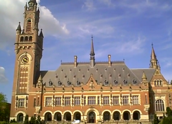 Wethouder Van Engels heeft les op basisschool in Den Haag