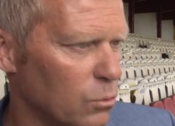Vmbo'ers luisteren naar voetbaltrainer Foeke Booy Vmbo'ers luisteren naar voetbaltrainer Foeke Booy