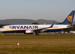 Normal_ryanair_vliegtuig_vliegveld_still