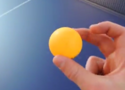 Protest kleine scholen: pingpongballen in Hofvijver Protest kleine scholen: pingpongballen in Hofvijver