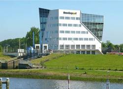 Het nieuwe gebouw van Noorderpoort Eemsdollard Energy en Maritime bij de oude sluis in Farmsum