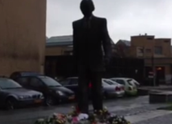Bloemen van leerlingen voor Nelson Mandela in Den Haag Bloemen van leerlingen voor Nelson Mandela in Den Haag