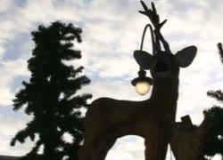 Bisschop zegent kerststal in op basisschool