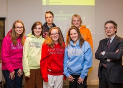 De winnende scholieren (foto: Michael Brunek / Universiteit Utrecht)