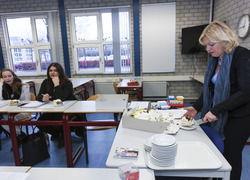 Minister Bussemaker trakteert op taart (foto: ROC van Flevoland)