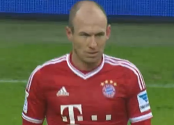 Arjen Robben bezoekt zijn oude basisschool Arjen Robben bezoekt zijn oude basisschool