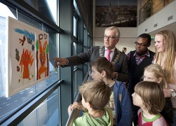 Burgemeester Bruinooge bekijkt met de kinderen van BSO Toermalijn en leerlingen van het Horizon College de schilderijen, Foto: Fotostudio Wick Natzijl