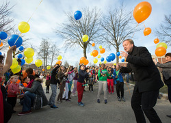 Wethouder de Jager viert de opening van het brede schoolplein