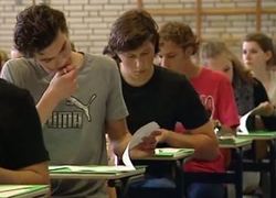 Leerlingen die gemiddeld een 8 halen voor hun eindexamen studeren cum laude af van middelbare school