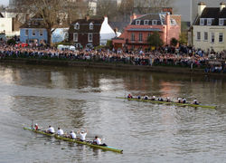 De traditionele boatrace tussen Oxford en Cambridge op de Theems