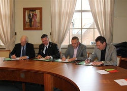 Burgemeester Bonthuis, teamchef De Haas van politieteam Krimpenerwaard, rector Hakkenberg van CSG Willem de Zwijger en rector Buddingh’ van het Schoonhovens College ondertekenden het convenant.