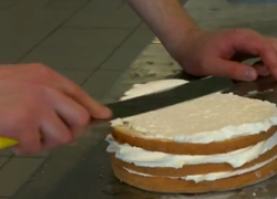 NLdoet: kinderen bakken lekkers voor ouderen