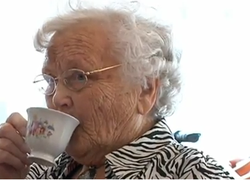 Normal_oma_ouderen_bejaarden_drinken