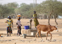 Normal_800px-scene_with_women_at_village_well_-_dori_-_sahel_region_-_burkina_faso