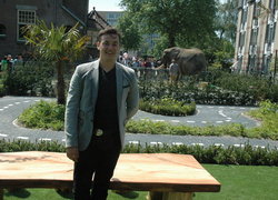 Bedrijfsleider Tolmachev met op de achtergrond olifant Teddy. (foto: Chris de Waard/sleutelstad.nl)