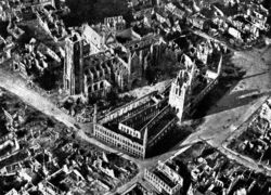Het Vlaamse Ieper werd in de Eerste Wereldoorlog volledig verwoest Het Vlaamse Ieper werd in de Eerste Wereldoorlog volledig verwoest
