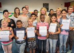 Leerlingen OBS De Poolster met certificaat Plustijd. Foto: fotostudio Wierd