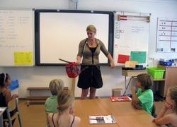 Ingrid Bakker van Windesheim deelde knapzakjes uit op basisscholen Zwolle