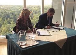 Minster Bussemaker en voorzitter MBO Raad Jan van Zijl tekenen akkoord (foto: Rijksoverheid)