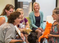 Leidster SKL leest voor met Verteltas (foto: Studio Wierd) Leidster SKL leest voor met Verteltas (foto: Studio Wierd)