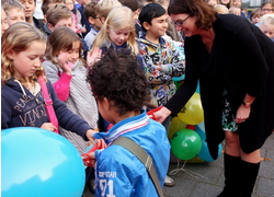 Wethuoder Haagh van Brede opent de Bibliotheek op school in Ulvenhout