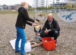 Winnaar Hannes Bouwdewijns bereidt zijn raketvlucht voor tijdens de wedstrijd bij De Ontdekfabriek. Winnaar Hannes Bouwdewijns bereidt zijn raketvlucht voor tijdens de wedstrijd bij De Ontdekfabriek.