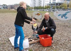 Winnaar Hannes Bouwdewijns bereidt zijn raketvlucht voor tijdens de wedstrijd bij De Ontdekfabriek.